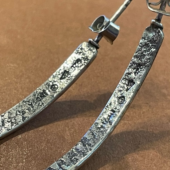 Silpada ‘TWIST OF FATE’ Sterling Silver Hoop Earrings on Posts P1731 - Picture 15 of 15